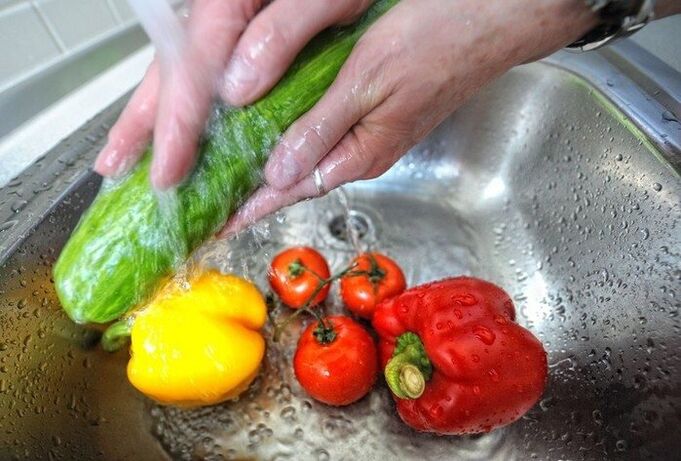 Pentru a preveni infecțiile parazitare, este necesar să spălați legumele înainte de a mânca.