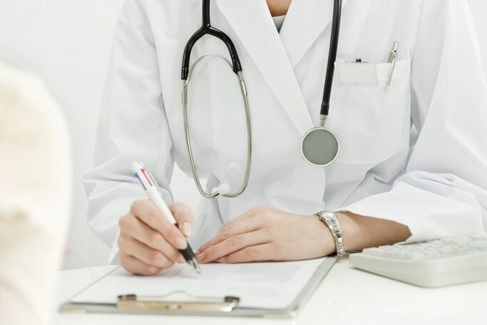 Un medic care tratează infestările helmintice